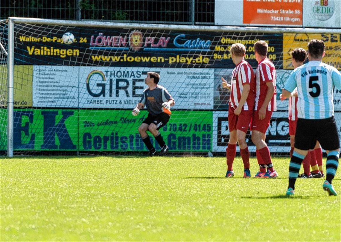 Schock in letzter Sekunde: Ein Freistoß schlägt im Tor des TSV Wiernsheim ein und vereitelt den Sieg, der zum Erreichen der Relegation gereicht hätte. Foto: Zschorsch