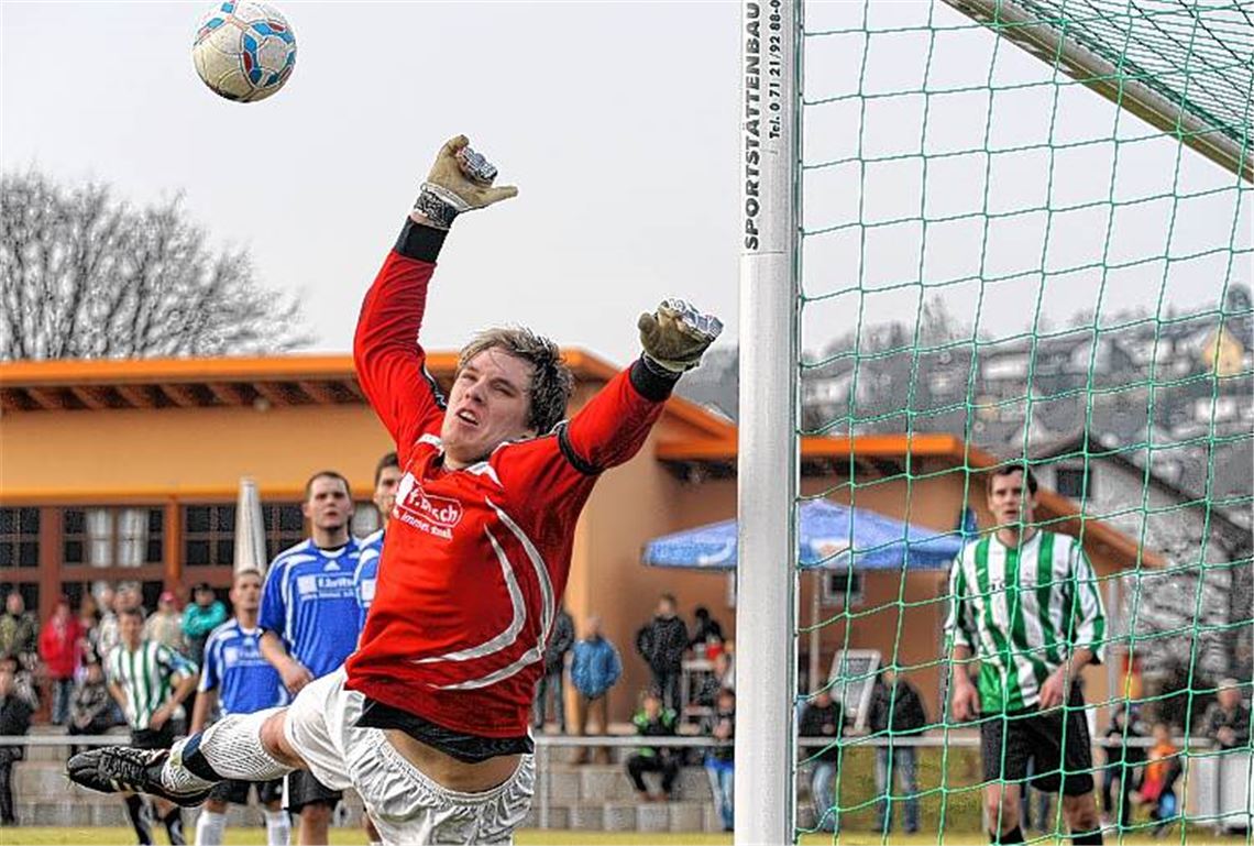 Schockmoment kurz vor dem Abpfiff im Sportpark der Viktoria: Bastian Voges hält für seine Enzberger Elf, was zu halten ist. Bitter für ihn und seine couragiert spielende Mannschaft (blaue Trikots) ist, dass er in der letzten Spielminute doch noch hinter sich greifen muss. 