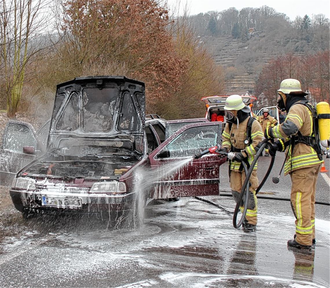 Schockmoment mit glimpflichem Ausgang auf der B10: Der Fahrer dieses Autos kann sich noch rechtzeitig ins Freie retten, bevor sein Wagen vollständig ausbrennt. 