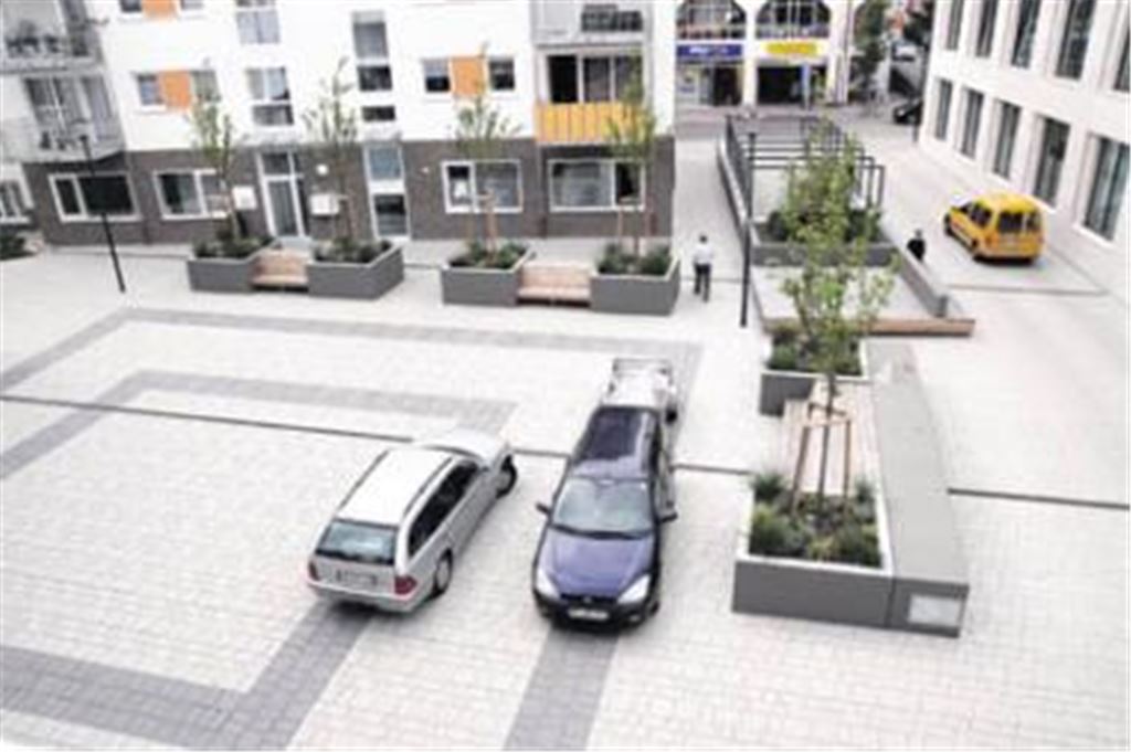 Schön gestaltet, allerdings oft unbelebt: Die Nutzung des neuen Platzes am Katzenbuckel wird sich im Laufe der Zeit ergeben, meint der Mühlacker Oberbürgermeister. Derweil sind die Bewohner der Anlage mit der Lebensqualität in zentraler Lage sehr zufrieden. Fotos: Sadler