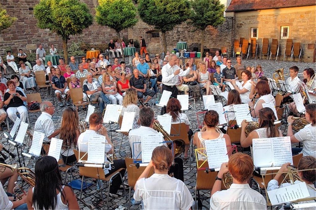 Schöne Atmosphäre: Der Musikverein spielt unter freiem Himmel im Pfleghof.