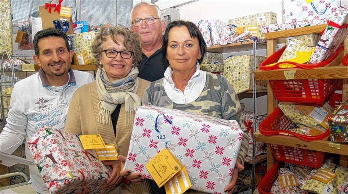 Schöne Aufgabe: Hasan Özer, Monika Kemna, Wolfgang Scherrer und Hille Krastel geben die Wunschbaum-Päckchen aus.