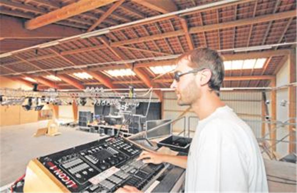 Schöne Aussichten: Manuel Hanslian hat vom erhöhten Steuerpult aus eine perfekten Überblick über die Halle. Hier sollen sich am Samstag Tausende von Partygästen tummeln. Foto: Tilo Keller