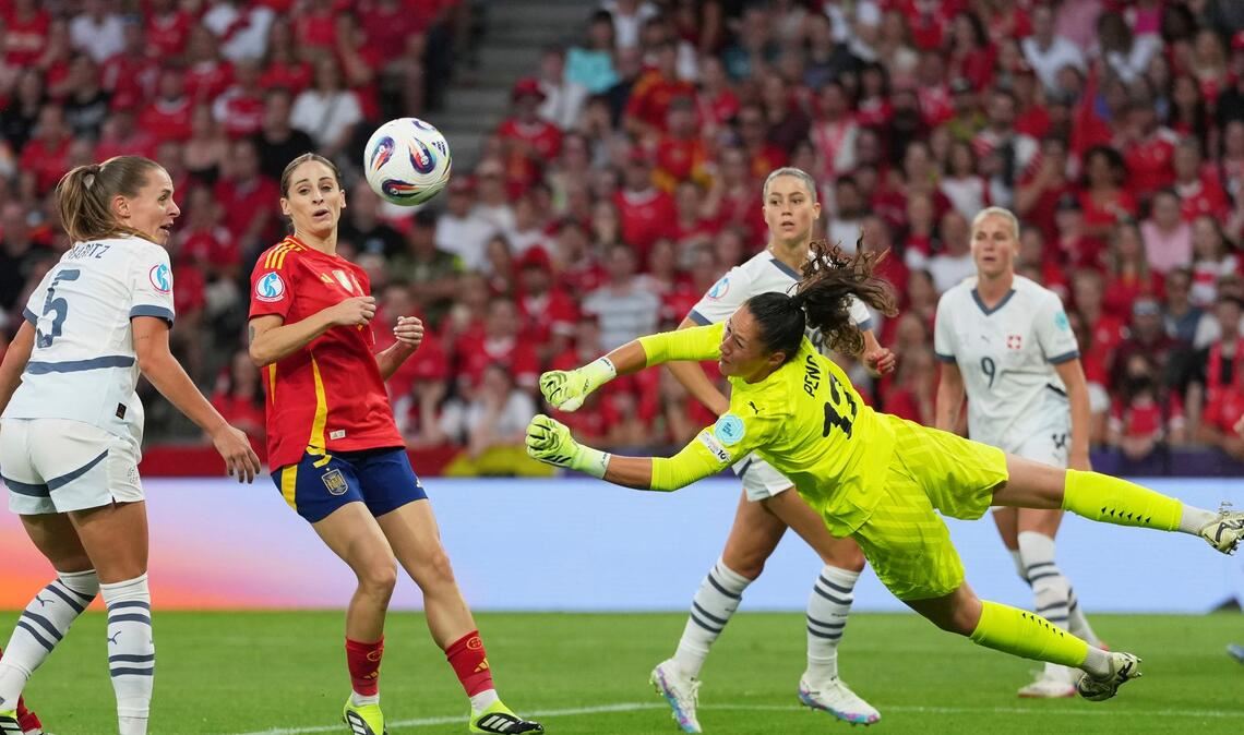Spanien erreicht Halbfinale trotz zwei vergebener Elfmeter Schöne Flugshow: Schweiz-Torhüterin Livia Peng.