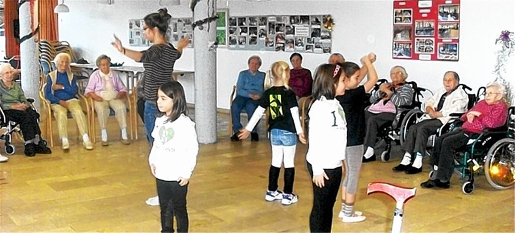 Schöne Sache: Kinder des Vereins Gym and Dance tanzen für die Altenheim-Bewohner.