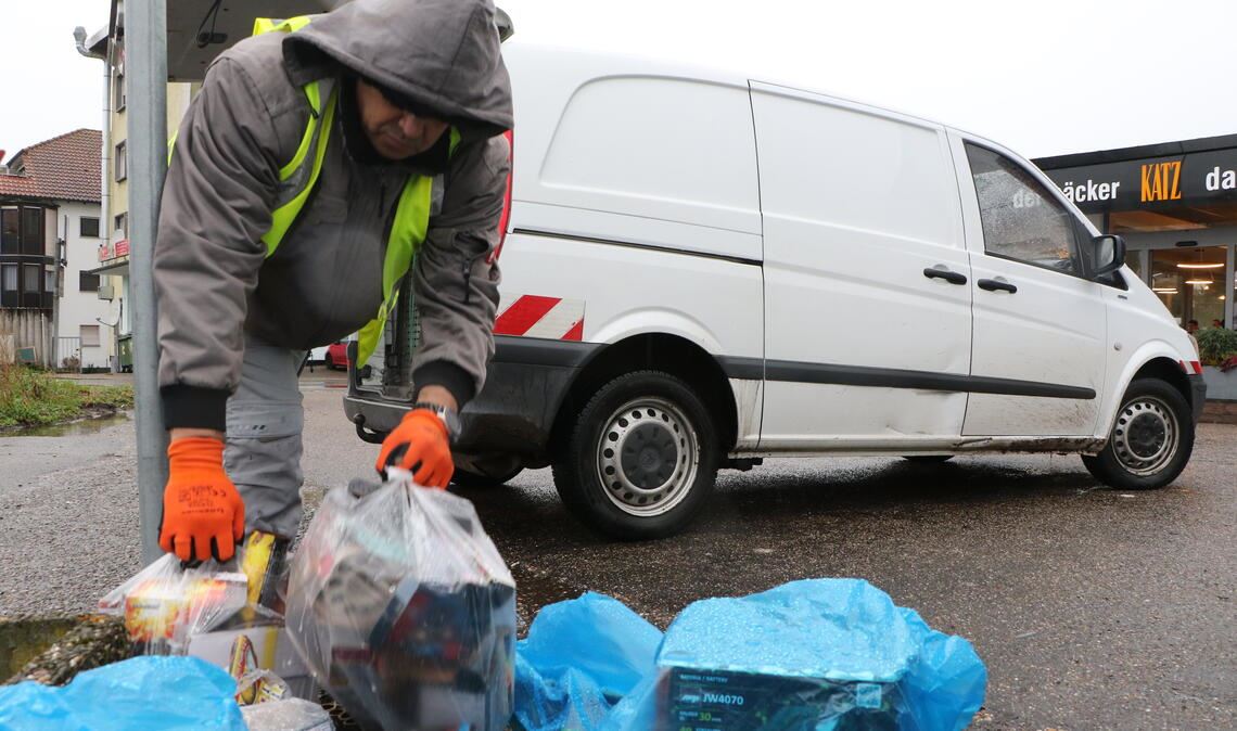 Schöne Überraschung für den Aufräumtrupp des Mühlacker Bauhofs zum Start ins neue Jahr: Auf dem früheren Schott-Areal an der B 10 wartet der Silvestermüll aus dem Umfeld bereits eingesammelt und fein säuberlich verpackt auf die Abholung. Fotos: Steigleder 
