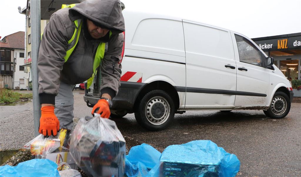 Schöne Überraschung für den Aufräumtrupp des Mühlacker Bauhofs zum Start ins neue Jahr: Auf dem früheren Schott-Areal an der B 10 wartet der Silvestermüll aus dem Umfeld bereits eingesammelt und fein säuberlich verpackt auf die Abholung. Fotos: Steigleder 