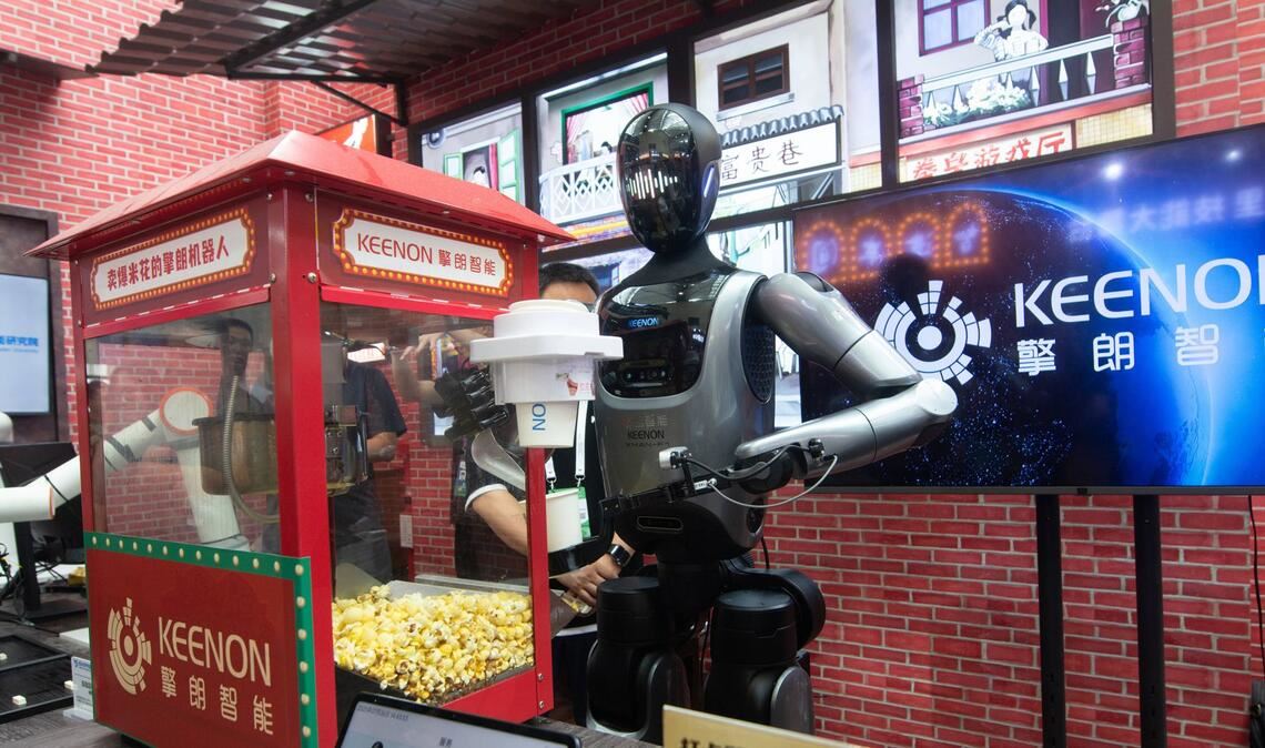 Schöne neue Welt: Ein Serviceroboter verkauft probeweise Popcorn auf einer Robotikmesse.