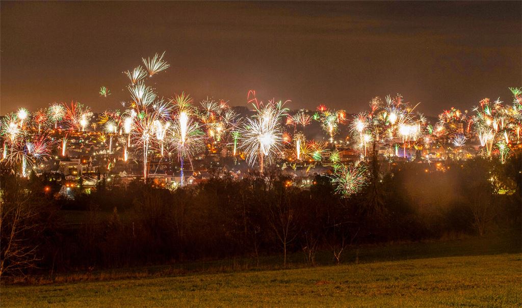 Schöner Anblick, aber nicht frei von Tücken: Beim Silvesterfeuerwerk werden die alten Ortskerne in Dürrmenz und den Stadtteilen wieder zu Sperrzonen erklärt. Foto: Archiv
