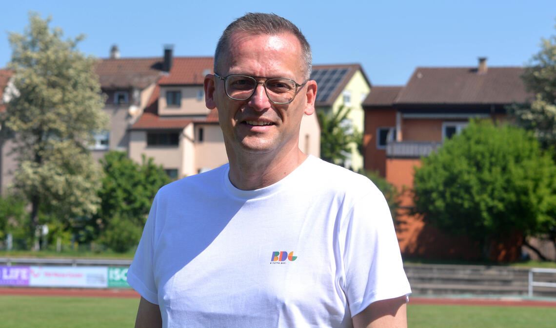 Schöner Termin: OB Stephan Retter im Mai als Zaungast beim Mahle-Lauf. Im Stadion hat er allerdings auch einen Problemfall vor Augen: die baufällige Käppele-Turnhalle. Foto: Archiv