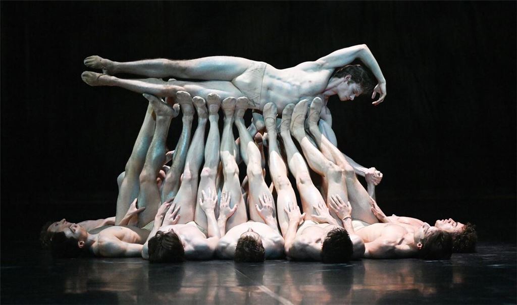 Schöner liegen mit dem Stuttgarter Ballet und Glen Tetley: Szene aus „Le sacre du printemps“ mit Henrik Erikson in der Rolle des Opfers.