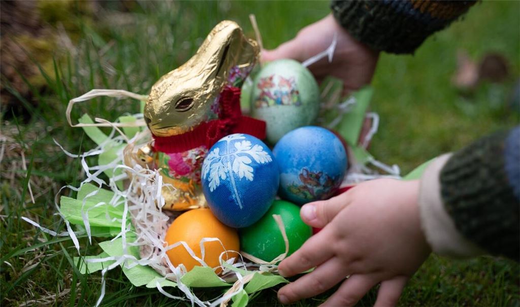Schoko-Osterhasen sind ein beliebtes Geschenk zum Osterfest. (Archivbild)