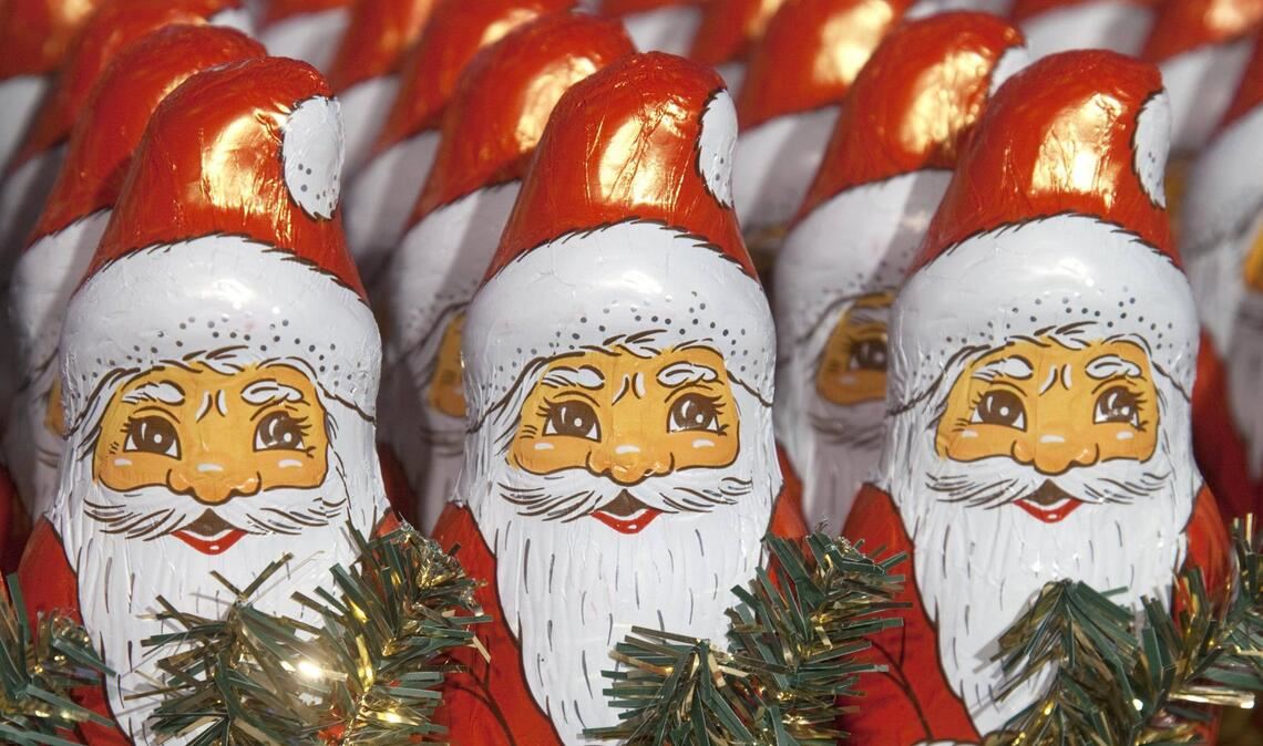 Schoko-Weihnachtsmänner aus dem Kreis Esslingen könnten 2026 wieder günstiger werden.