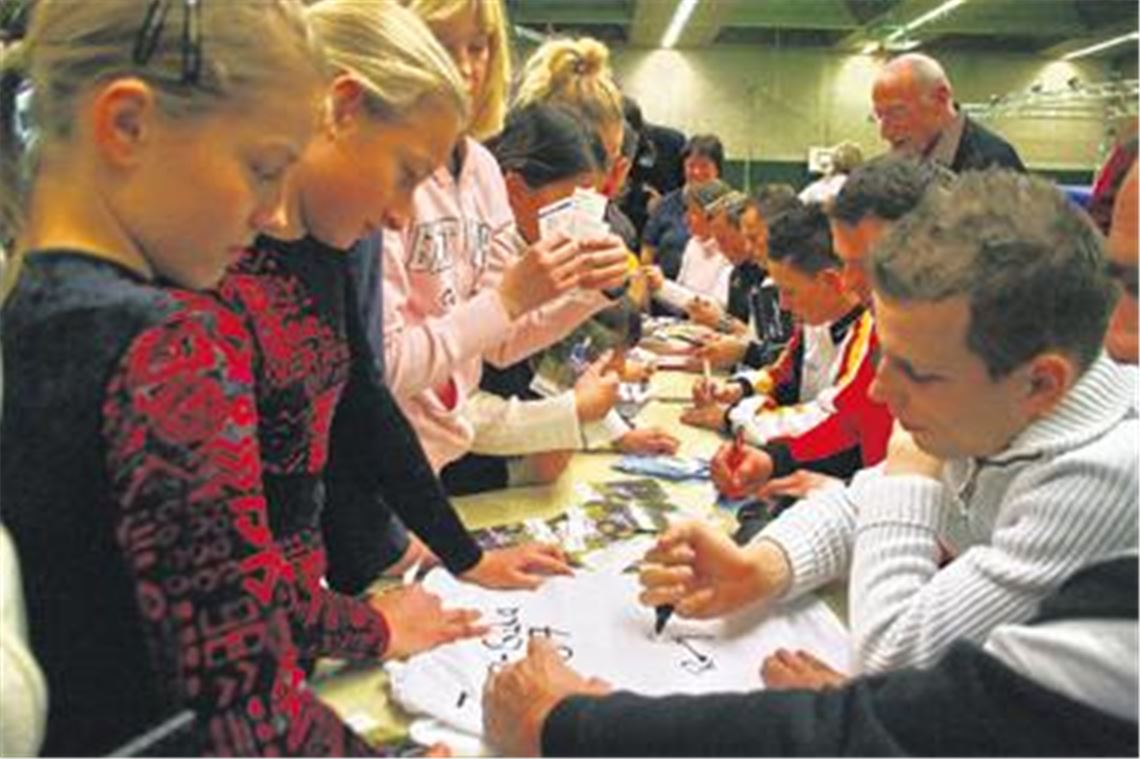 Schon bei der letzten Mühlacker Turngala, exakt gestern vor drei Jahren, waren Autogramme von Ronny Ziesmer (re.) heiß begehrt. Diesmal kommt er mit einer T-Shirt-Aktion.
Archivfoto: Eigner