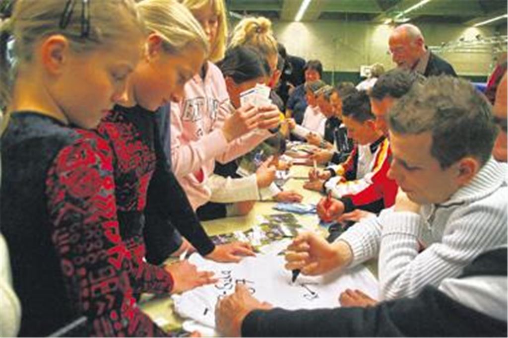 Schon bei der letzten Mühlacker Turngala, exakt gestern vor drei Jahren, waren Autogramme von Ronny Ziesmer (re.) heiß begehrt. Diesmal kommt er mit einer T-Shirt-Aktion.
Archivfoto: Eigner