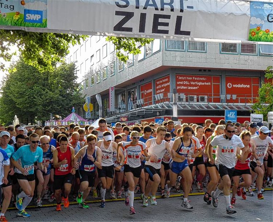 Schon beim Start des Zehn-Kilometer-Laufs spurtet die spätere Siegerin Christine Schleifer (Bildmitte; Startnummer 14) vorneweg. Foto:Roth