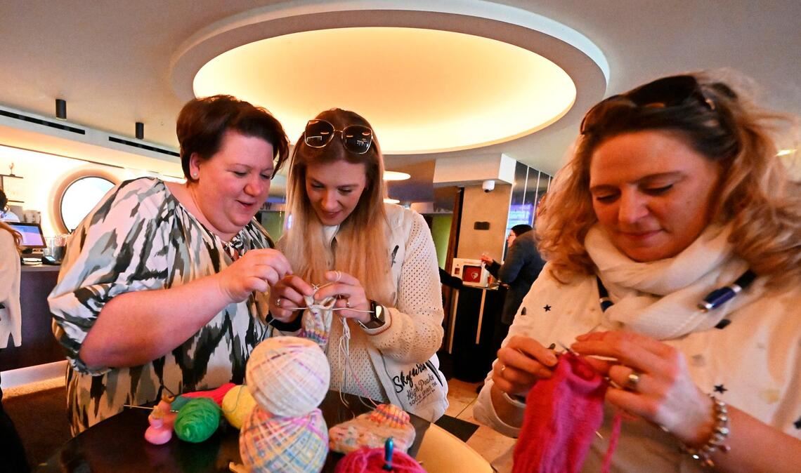 Schon bevor der Film startet, wird fleißig gestrickt.