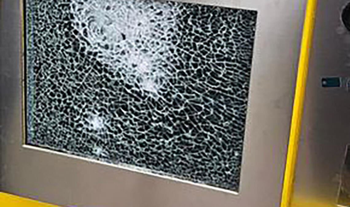 Schon demoliert: der neue Ticketautomat am Bahnsteig in Enzberg. Foto: privat