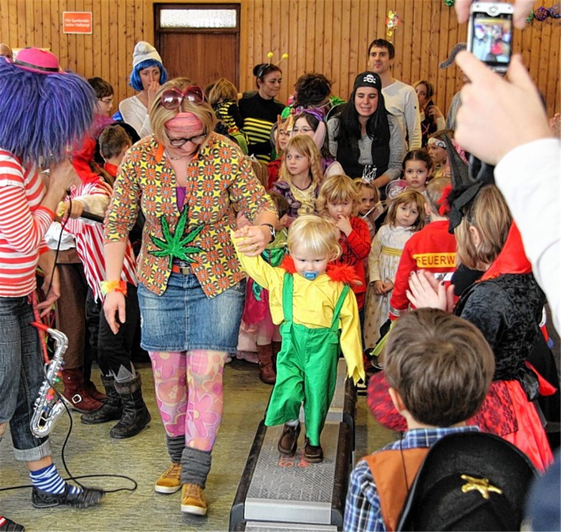 Schon die Kleinsten feiern mit – im Zweifelsfall an der Hand der Mutti.