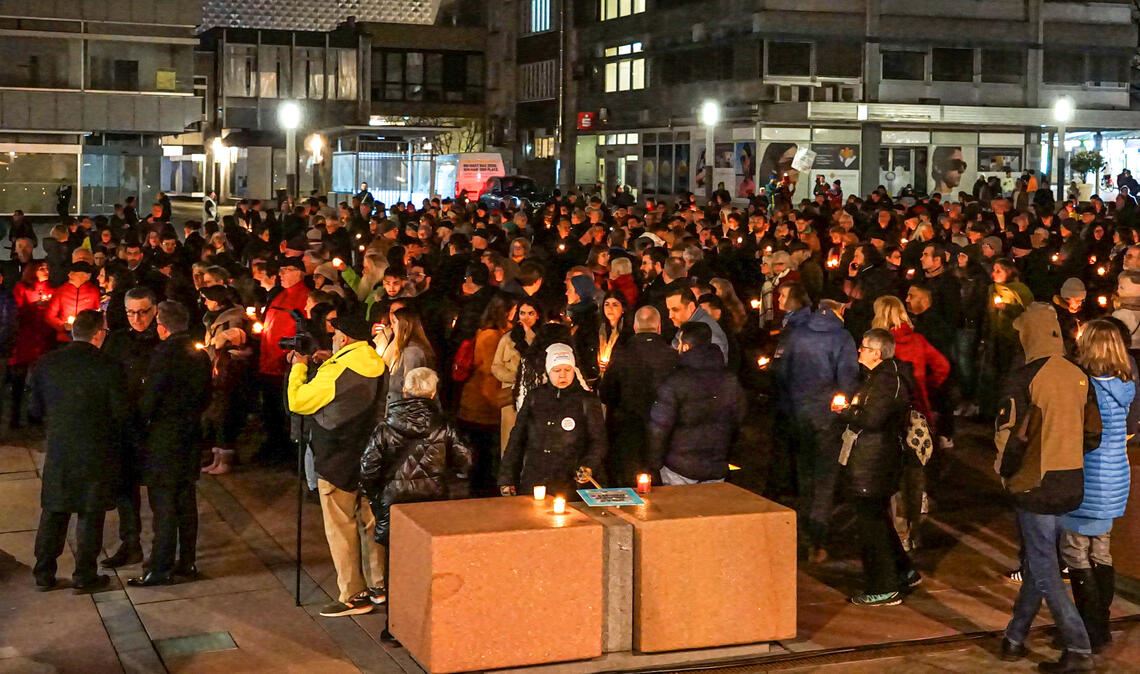 Schon eine Tradition beim Pforzheimer Gedenktag: Das Lichtermeer mit seinen etwa 400 Teilnehmerinnen und Teilnehmern mahnt zum Frieden. Fotos: Bastian