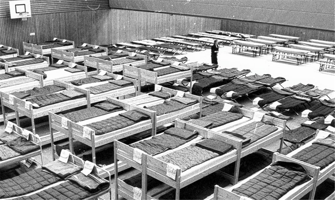 Schon einmal, zu Zeiten des Mauerfalls, diente die Kerschensteiner-Sporthalle als Notunterkunft. Jetzt müssen Schulen und Vereine wegen des Zustroms von Flüchtlingen erneut ausweichen – vermutlich bis ins Jahr 2016 hinein, wie das Landratsamt Enzkreis mitteilt. Fotos: Huber, Zschorsch, Archiv