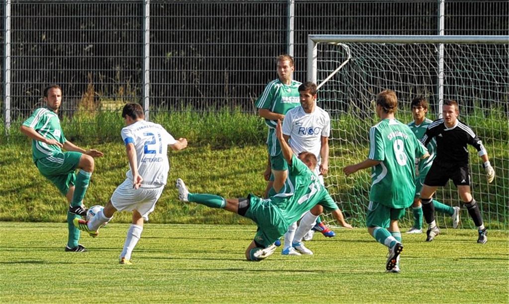 Schon im Hinspiel auf eigenem Platz stand der SV Iptingen (in Grün) unter Beschuss, Germania Bietigheim gewann mit 4:1. Nun steht das Rückspiel an. Foto: Fotomoment