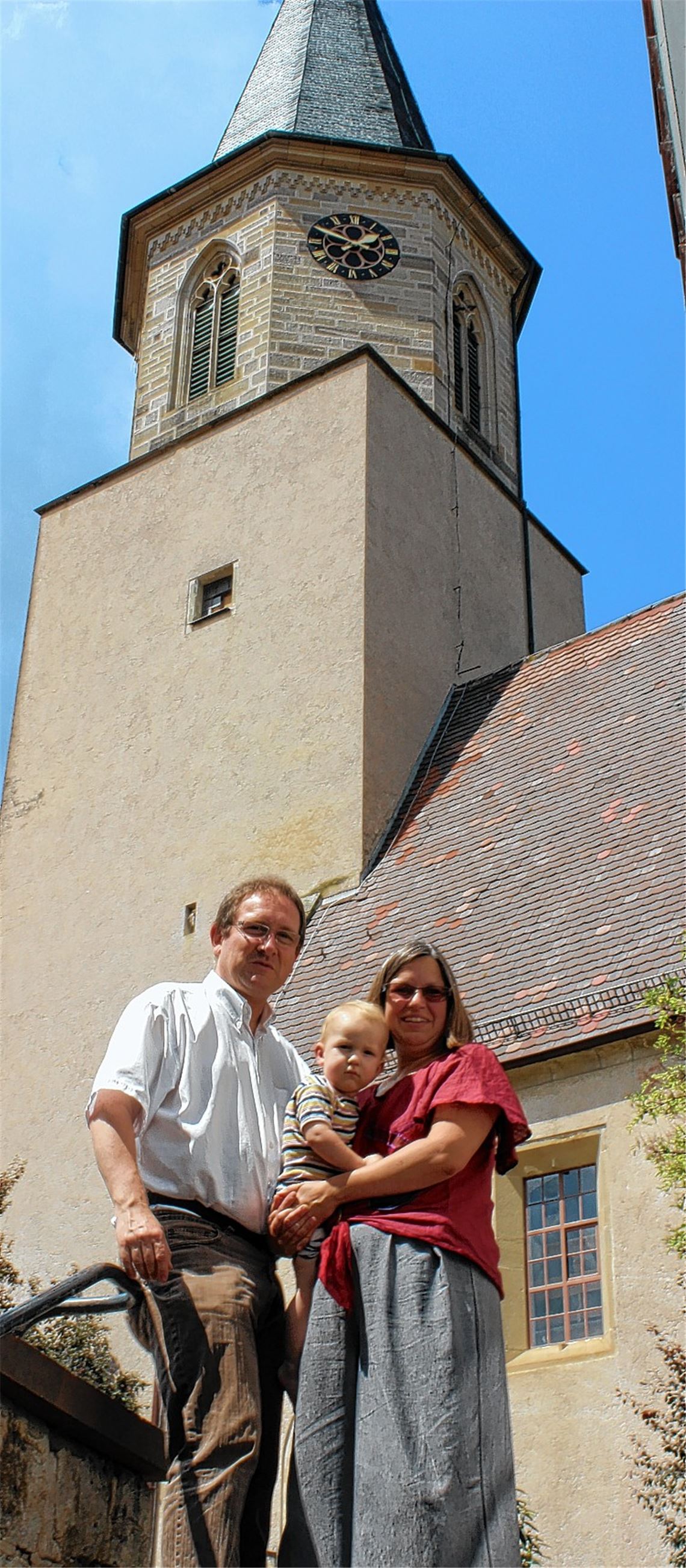 Schon im Italien-Fieber: das Pfarrerehepaar von Iptingen und Großglattbach, Friedemann Glaser und Ehefrau Franziska Müller, mit Söhnchen Felix vor der Großglattbacher Petrikirche. 