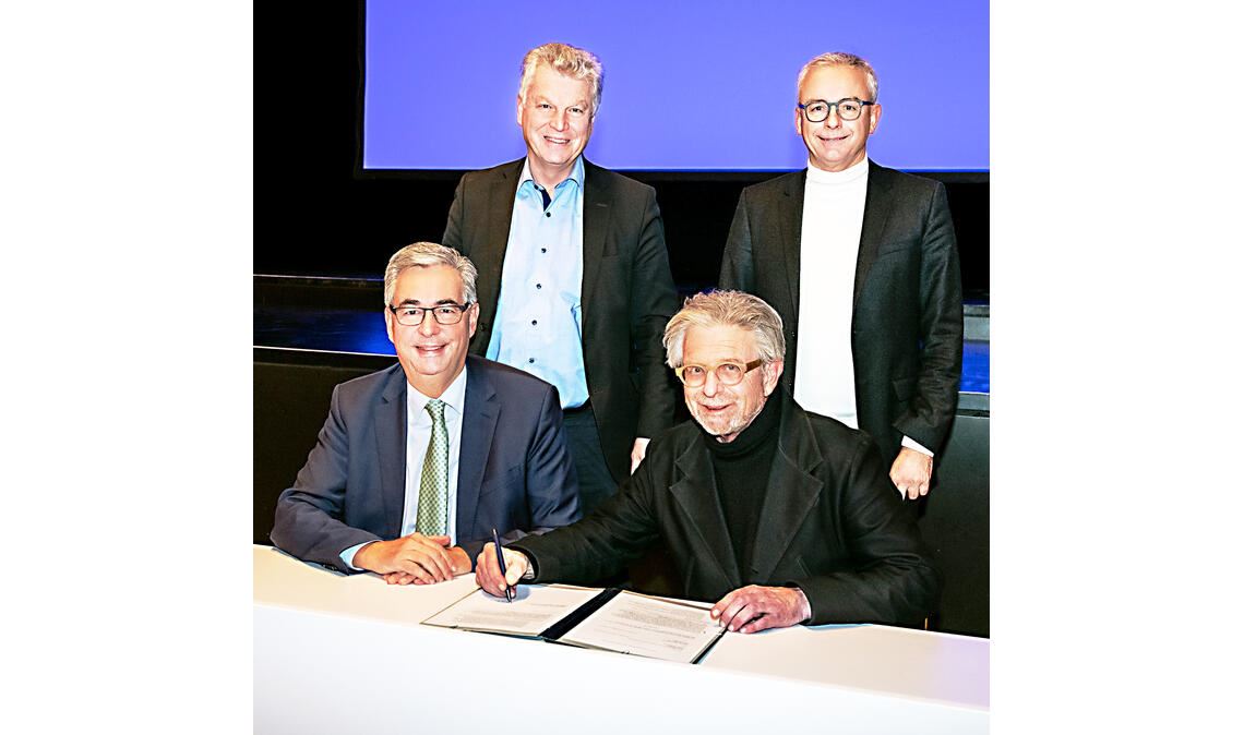 Schon im Vorfeld hatte es Unstimmigkeiten im Aufsichtsrat des Klinikenverbunds gegeben: RKH-Chef Professor Dr. Jörg Martin (rechts unten) bei seiner Vertragsverlängerung im Jahr 2022. Foto: Archiv