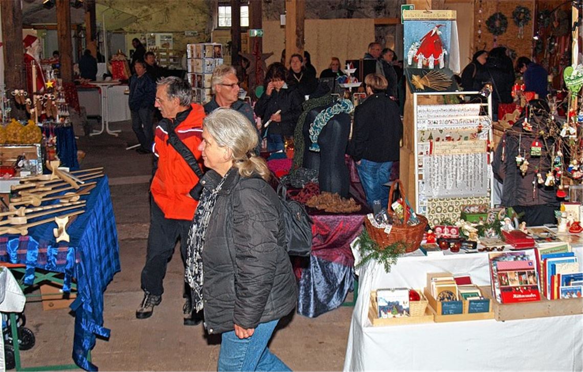 Schon in der ersten Stunde nach Öffnung des Marktes kommen zahlreiche Besucher. 