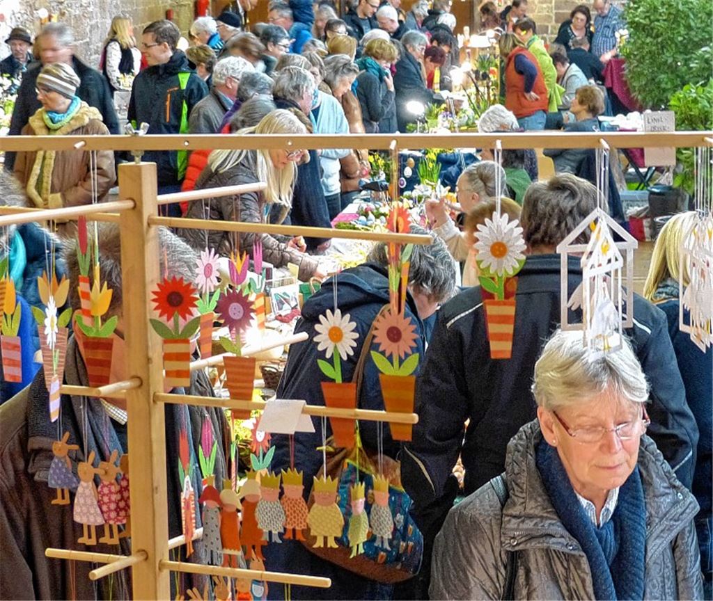 Schon kurz nach der Eröffnung drängen sich die Besucher an den Ständen des Ostereiermarkts (großes Bild). Dabei sehen sie auch ausgefallene Modelle (kleine Bilder).