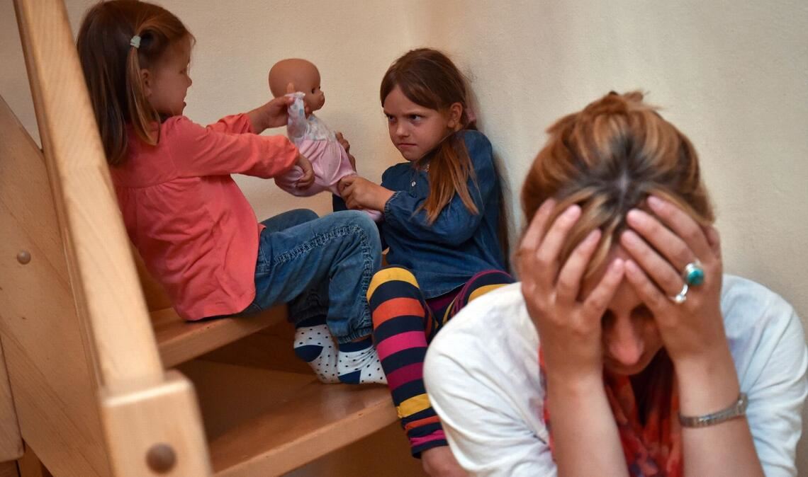 Schon mal selbst erlebt? Die Kinder streiten und die Mutter ist am Ende.