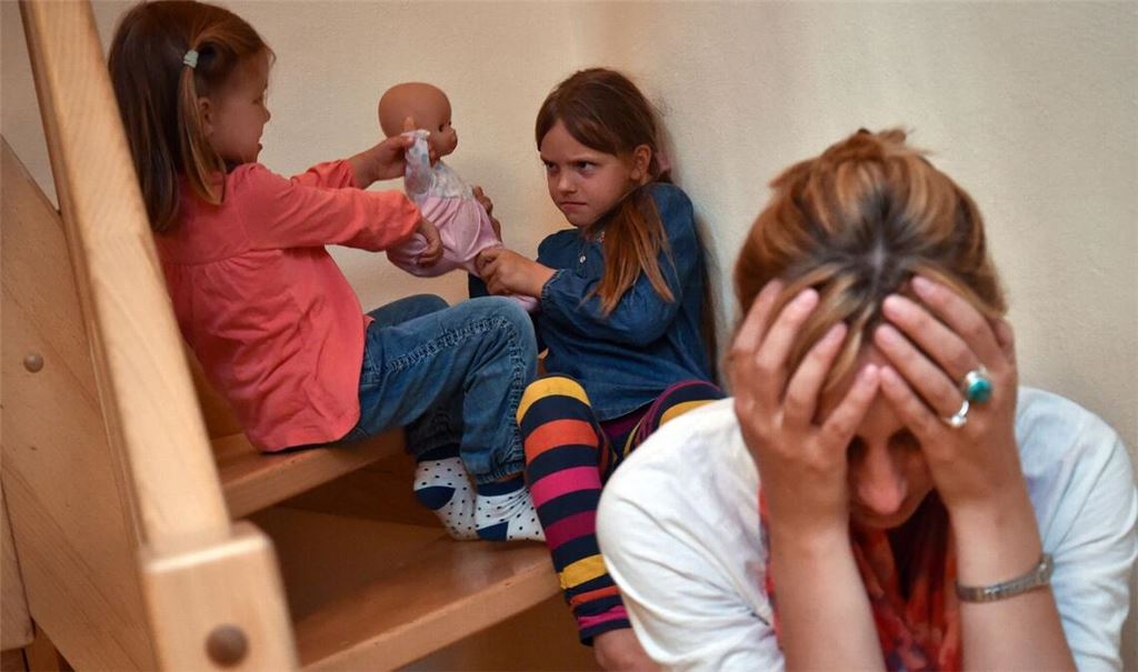 Schon mal selbst erlebt? Die Kinder streiten und die Mutter ist am Ende.