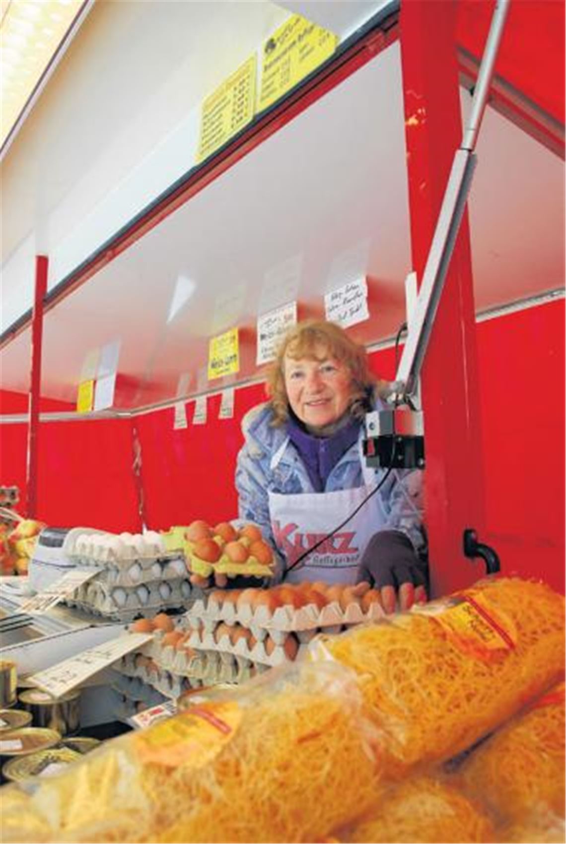 Schon seit 30 Jahren Marktfrau: Rosi Walker vom Geflügelhof Kurz.
Foto: Reuter