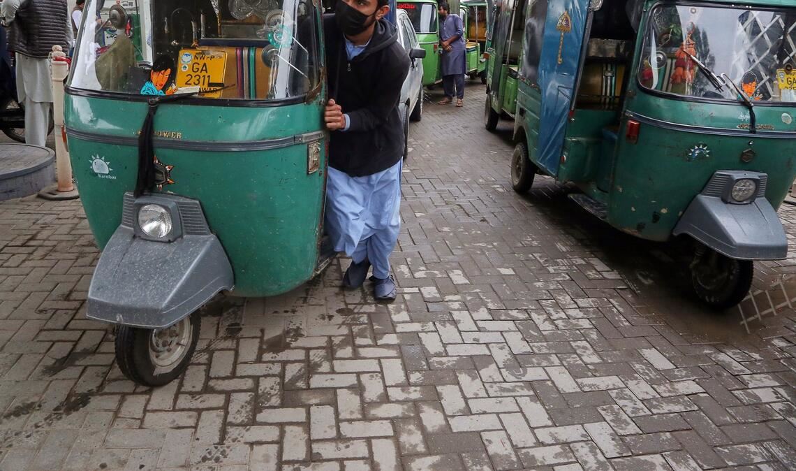 Schon seit drei Wochen kommt es an Tankstellen in Pakistan zu Schlangen.