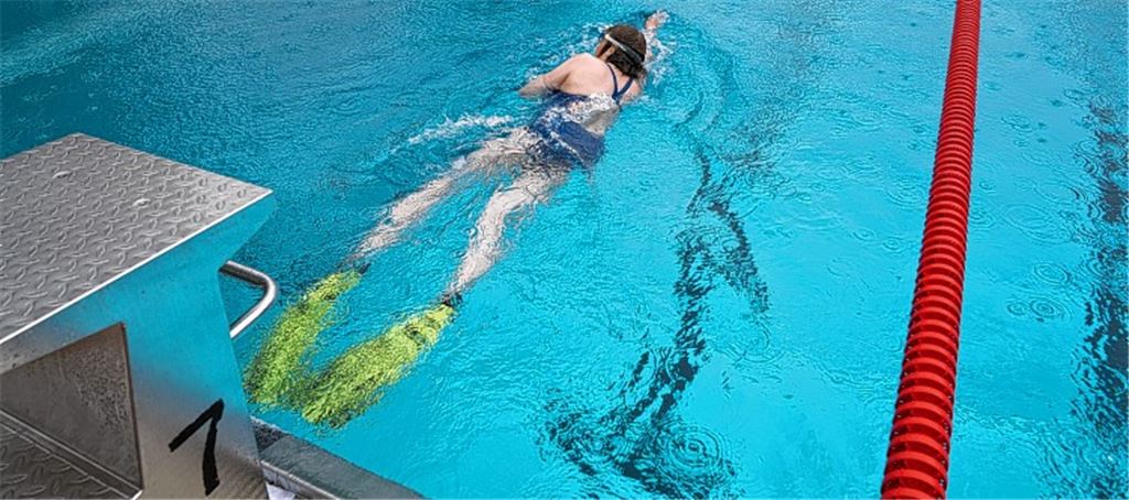 Schon vor dem Freibad-Start für Besucher durften die Rettungsschwimmer in Mühlacker ins Becken steigen. Einige müssen an ihrer Kondition feilen, weil der Wachdienst an der Ostsee naht. Fotos: Recken