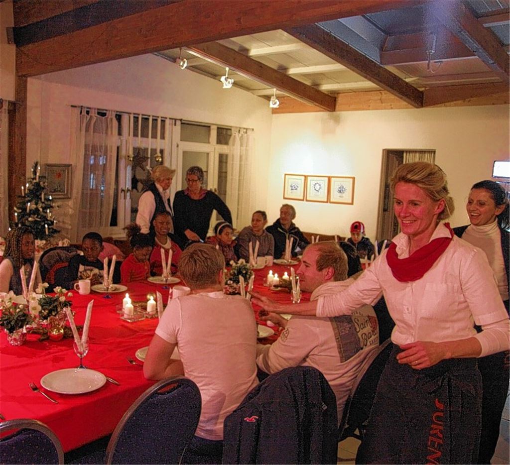 Schon vor dem vorweihnachtlichen Essen herrscht gute Laune bei den Gästen. Währenddessen bereiten Barbara Jurende (re.) und ihr Team in der Metzgerei fleißig das Buffet vor. 