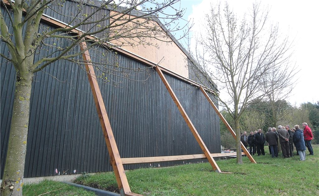 Schon vor sieben Jahren musste diese Lagerhalle auf dem Gelände der Straßenmeisterei abgestützt werden.Archivfoto: Kollros
