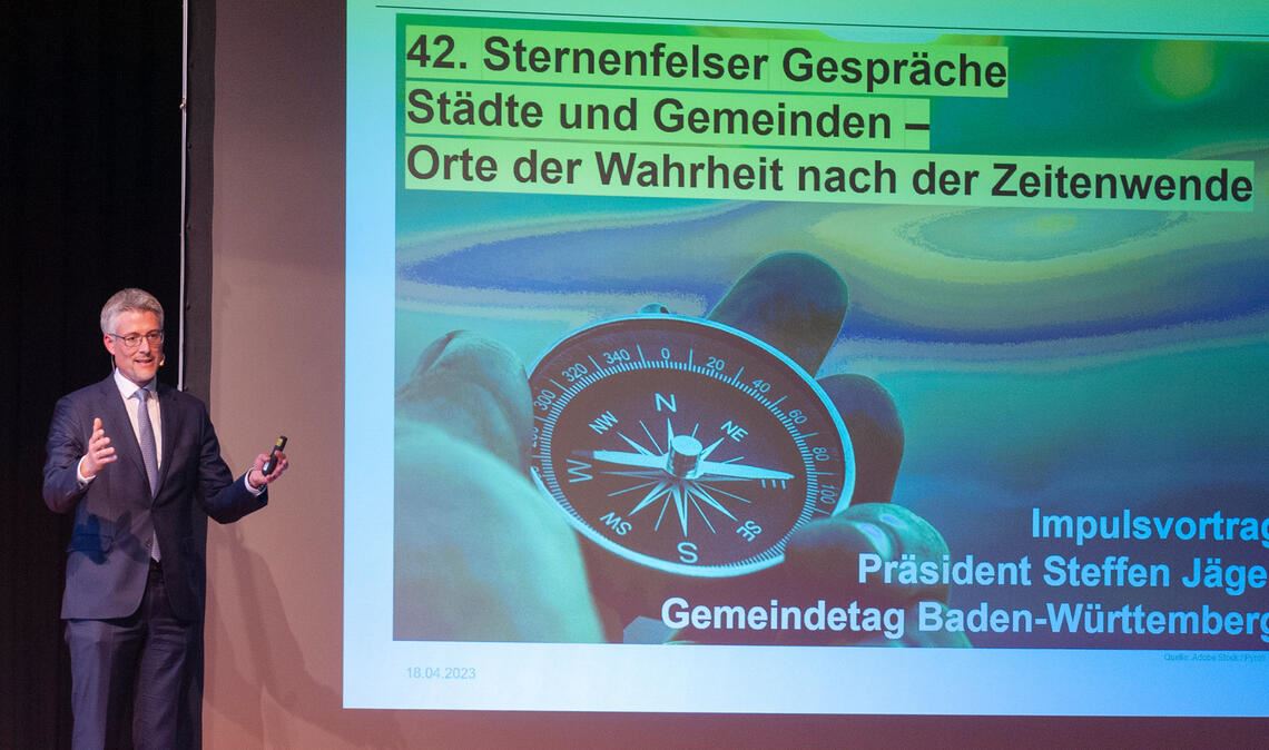 Schonungslose Analyse: Steffen Jäger erteilt bei seinem Auftritt in der Diefenbacher Gießbachhalle überzogenen Standards, die vor Ort umzusetzen sind, eine Absage. Fotos: Fotomoment