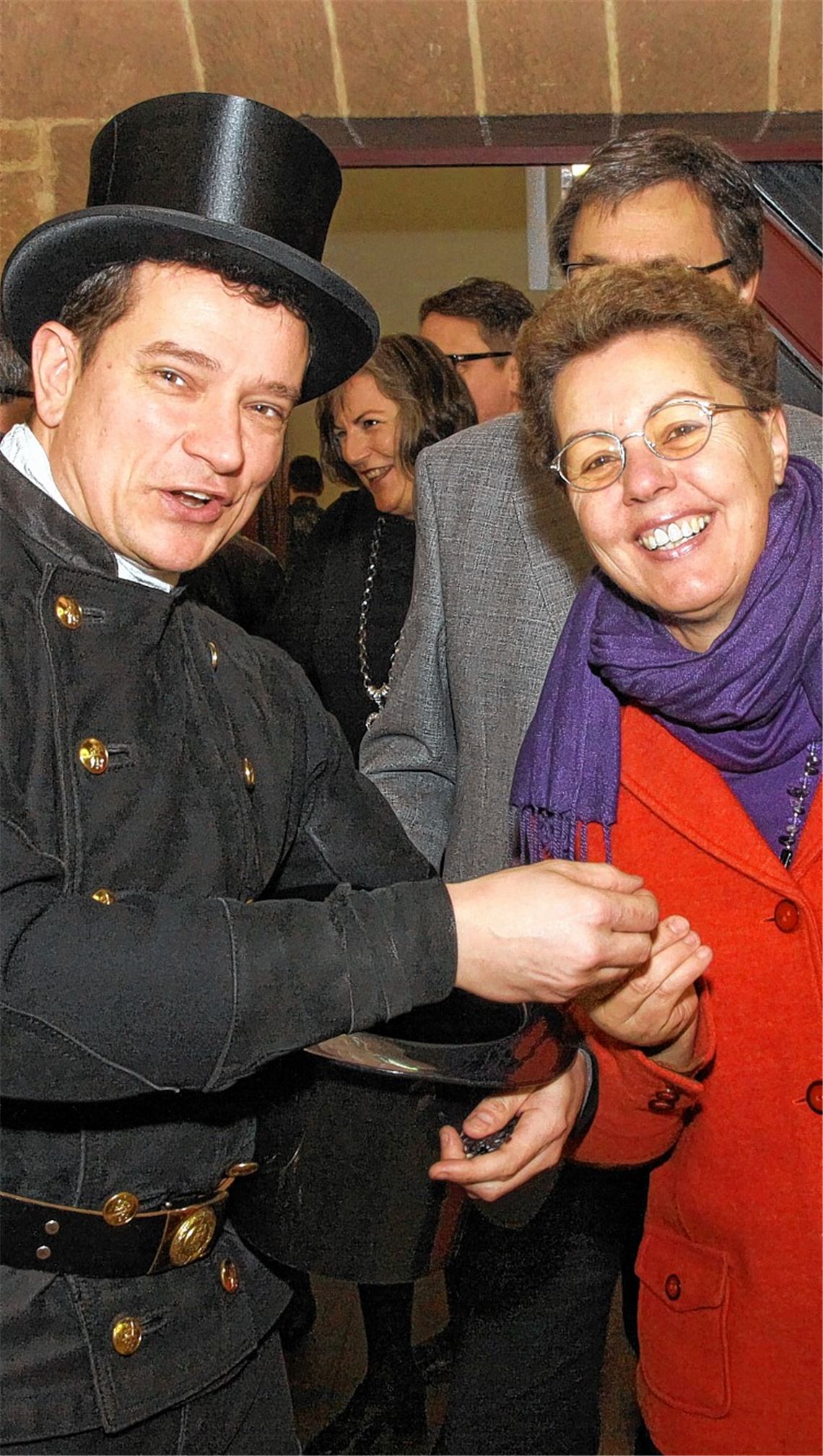 Schornsteinfegermeister Markus Banghard begrüßt die Gäste mit einem Hut voller Glücksbringer, das große Blasorchester der Stadtkapelle Maulbronn sorgt für ein stimmiges Rahmenprogramm und die Neujahrsansprache von Bürgermeister Andreas Felchle sorgt für zustimmendes Kopfnicken und nachdenkliche Gesichter. Er mahnt zu mehr Eigenverantwortung. 