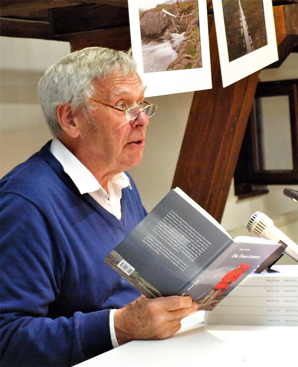 Schreck lass nach – die Tante kommt. Die lebhafte Mimik beim Vorlesen vermittelt den Zuhörern das ganze Ausmaß der zu erwartenden möglichen Tragödie. Foto: Filitz
