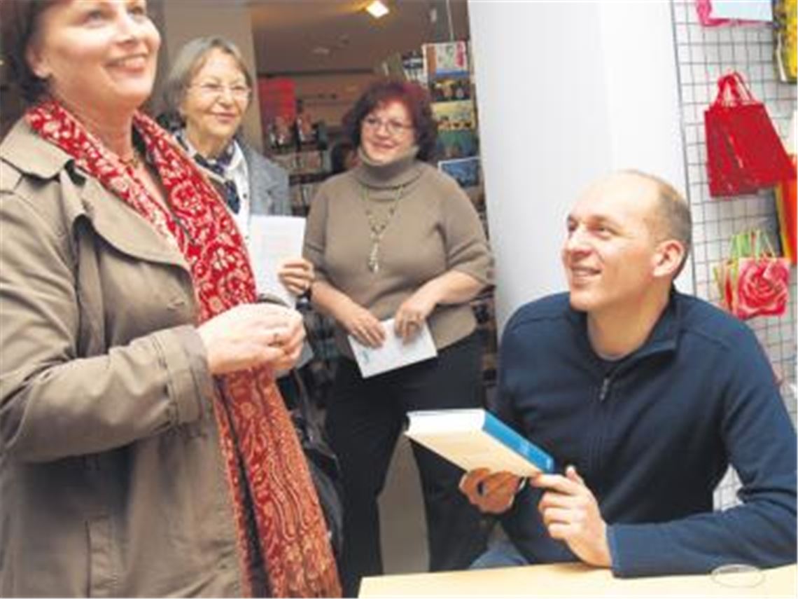 Schriftsteller Tim Krohn nimmt sich nach der Lesung viel Zeit für Gespräche und signiert Bücher.
Foto: Filitz