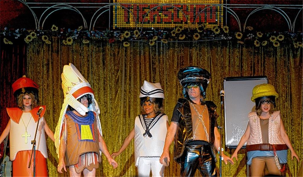 Schrilles Outfit, schräge Ideen: Das musikalische Comedy-Duo Michael Schulig (li.) und Michael Gaedt – alias Die Kleine Tierschau – umrahmt von der persönlichen Tanzgarde.