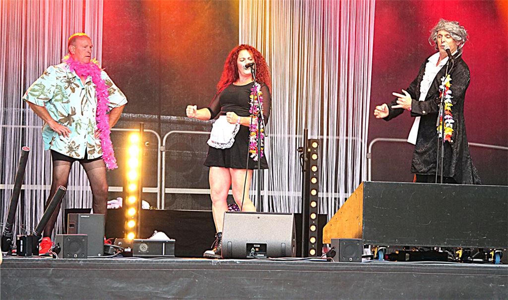 Schrilles Spektakel mit (teilweise) schrillen Tönen: Organisator Rolf Watzal und das Moderatoren-Duo Tressa Rose Schreiber und Achim Dürr, bekannt von der Band „milesTone“, geben beim Karaoke-Abend die Anheizer. Fotos: Friedrich