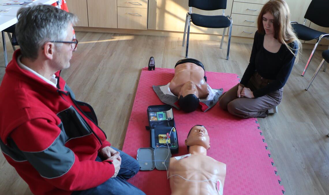 Schritt für Schritt bringt Professor Dr. Thomas Haalboom vom DRK-Ortsverein Maulbronn MT-Mitarbeiterin Lea Ehrenberg bei, wie sie eine leblose Person reanimiert. Fotos: Deeg