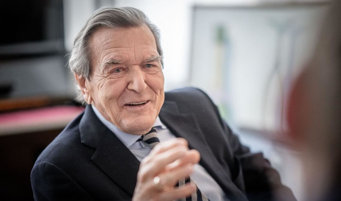 Schröder machte sich zuletzt für die Wiederaufnahme von Energielieferungen aus Russland stark. (Archivbild)