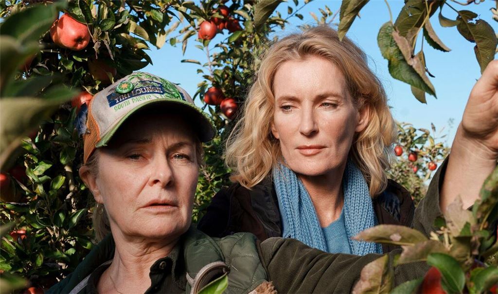 Schroffe Dialoge gibt’s mit  Charlotte Lindholm (Maria Furtwängler, r.) und Marlies Feldhusen (Lina Wendel, l.)