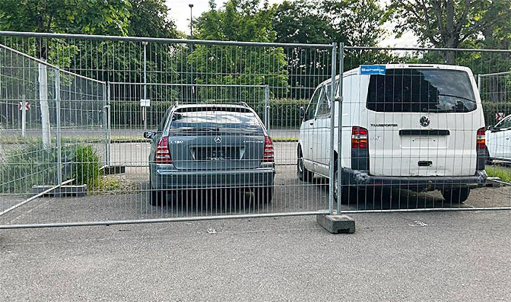 Schrottautos sind vorübergehend am Friedhof „zwischengeparkt“. Foto: privat