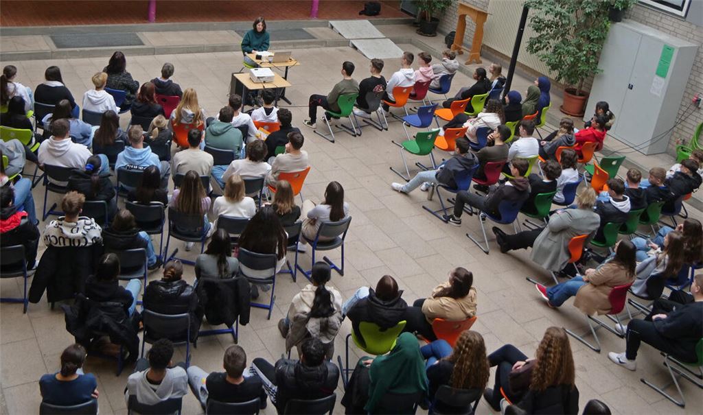 Schüler der Klassenstufe zehn (Realschule) und neun (Hauptschule) folgen der Lesung von Autorin Sarah Jäger. Fotos: Friedrich