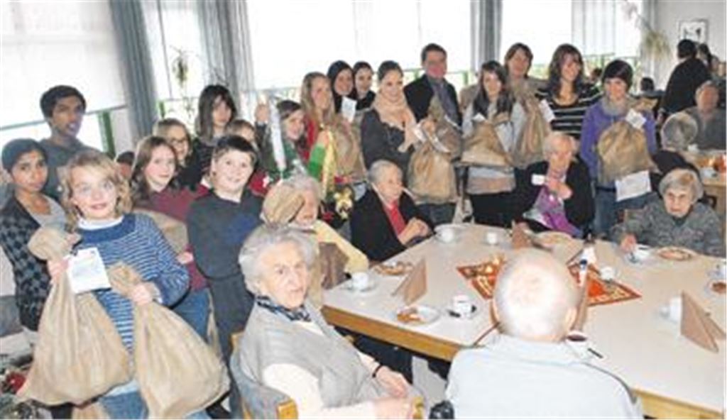 Schüler des Theodor-Heuss-Gymnasiums bereiten den Bewohnern des Altenheims St. Franziskus eine weihnachtliche Freude. Foto: Fotomoment