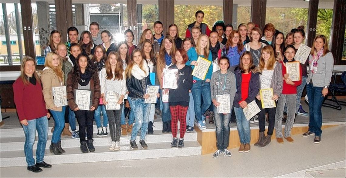 Schüler freuen sich über ihre Urkunden für ein zweiwöchiges Sozialpraktikum. Foto: Fotomoment